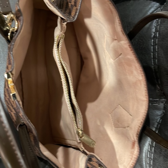 Excellent condition,presten interior is spotless , no cracks on handles.. - Picture 4 of 9